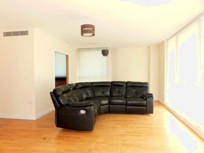 3 Bedroom Flat To Rent In Centenary Plaza, Holliday Street, Birmingham, B1