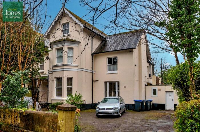 2 Bedroom Flat To Rent In Farncombe Road, East Worthing, West Sussex, BN11