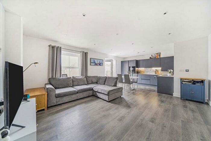 2 Bedroom Apartment To Rent In Albright Gardens, Walton-on-Thames, KT12