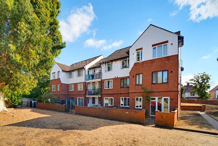 2 Bedroom Flat For Sale In Whitton Road, Hounslow, TW3