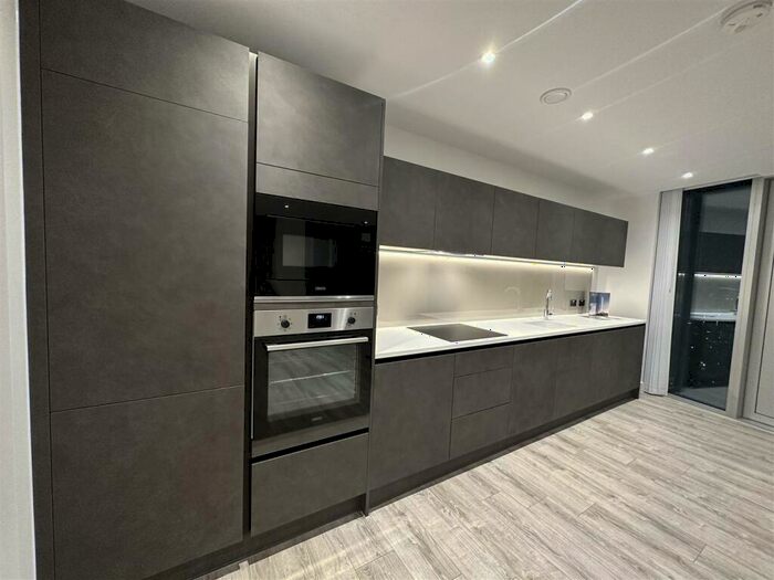 3 Bedroom Flat To Rent In London, SW11