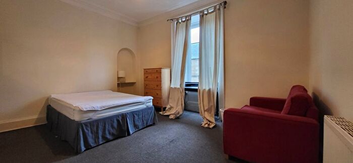 3 Bedroom Flat To Rent In Drumdryan Street, Edinburgh, EH3