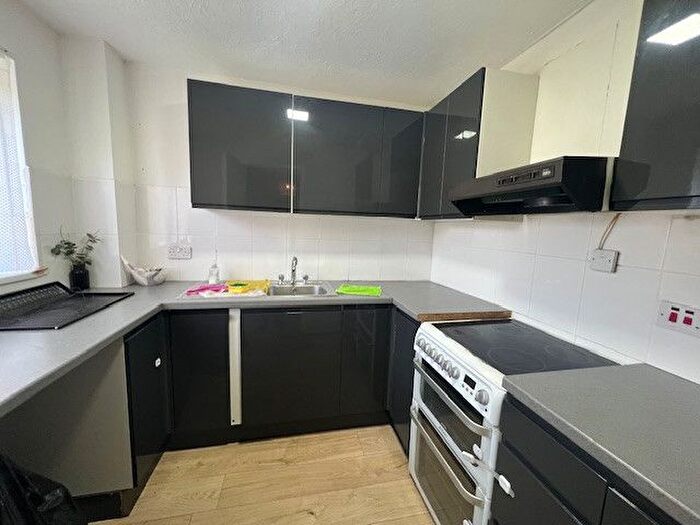 2 Bedroom Flat To Rent In Jade Close, Dagenham, Essex, RM8
