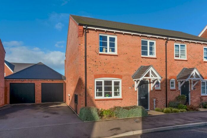 3 Bedroom Semi-Detached House For Sale In Norgren Crescent, Shipston-on-Stour, CV36