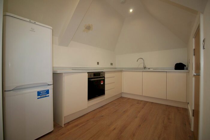 2 Bedroom Flat To Rent In Oak Road, Leatherhead, KT22