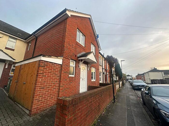 4 Bedroom Flat To Rent In Hewitts Road, Southampton, Hampshire, SO15