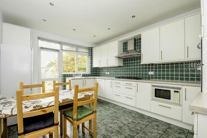 4 Bedroom Detached House To Rent In Edgeworth Avenue, Hendon, NW4