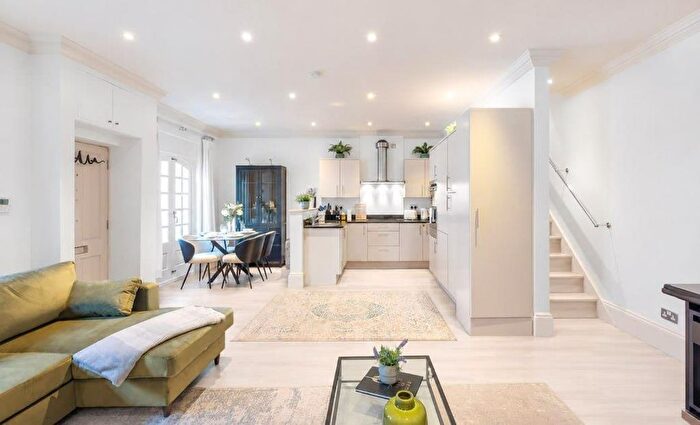 2 Bedroom Mews To Rent In Beverston Mews, Marylebone, London, W1H