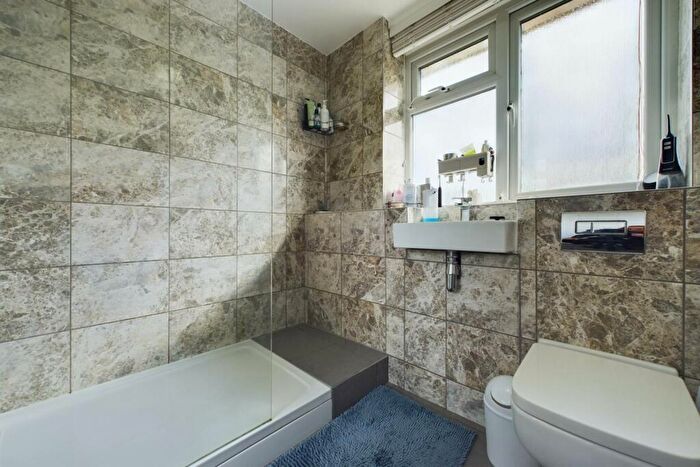 2 Bedroom Apartment For Sale In Stevenage Rise, Hemel Hempstead, HP2