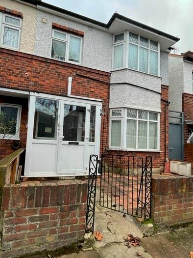 1 Bedroom Flat To Rent In Balfour Avenue, Hanwell W7