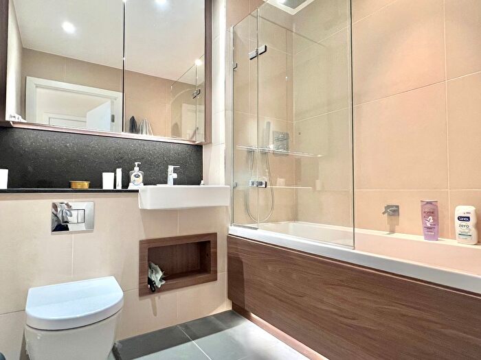 2 Bedroom Flat To Rent In Central Avenue, London, SW6