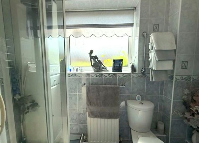 2 Bedroom Flat To Rent In Eastern Avenue, Ilford, Essex, IG2