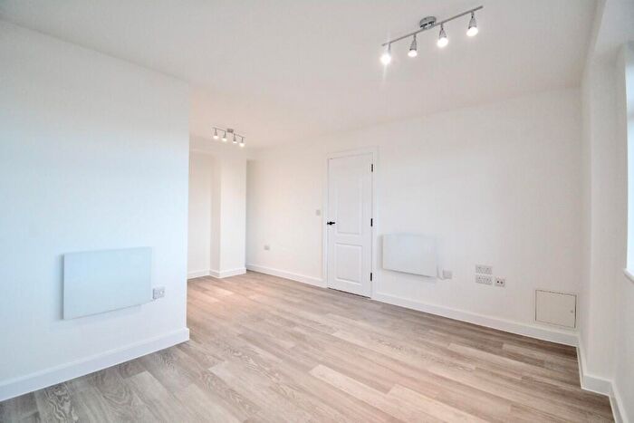 1 Bedroom Flat To Rent In High Street, Rayleigh, Essex, SS6