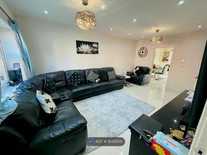 3 Bedroom Terraced House To Rent In Foxglove Close, West Drayton, UB7