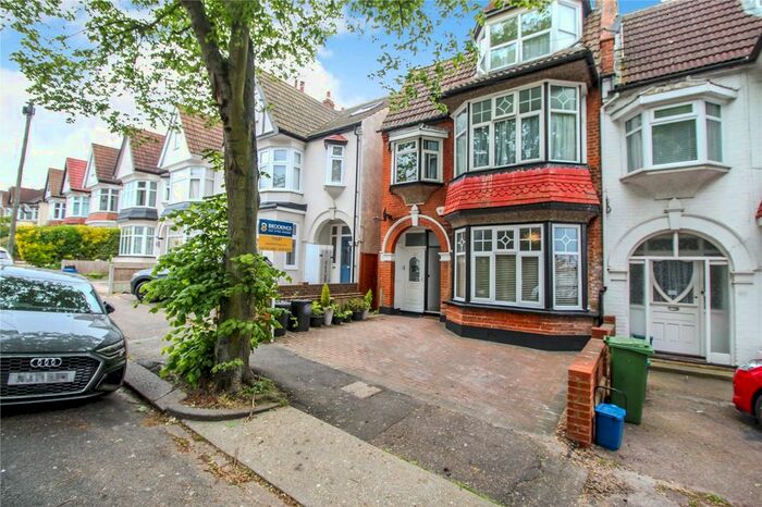 1 Bedroom Flat To Rent In Oakleigh Park Drive, Leigh On Sea, Essex, SS9