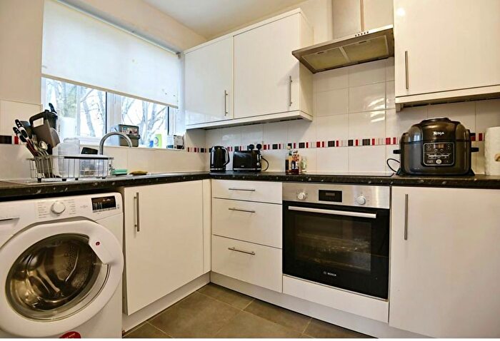 2 Bedroom Flat To Rent In Chervil Close, Manchester, M14
