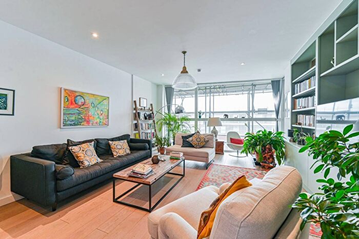 3 Bedroom Flat To Rent In River Gardens Walk, Greenwich, London, SE10