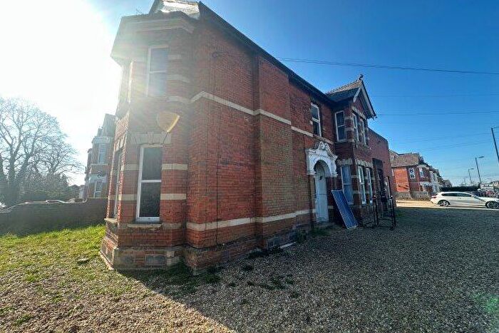 3 Bedroom Flat To Rent In Hill Lane, Southampton, SO15