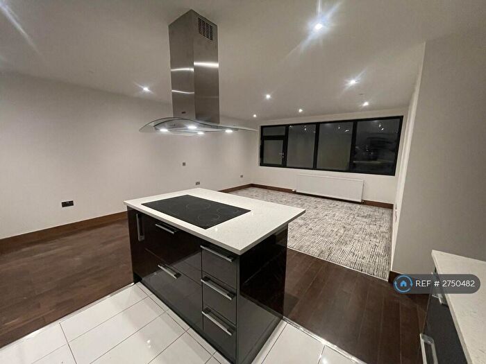 3 Bedroom Flat To Rent In Stoneham House, Croydon, CR0