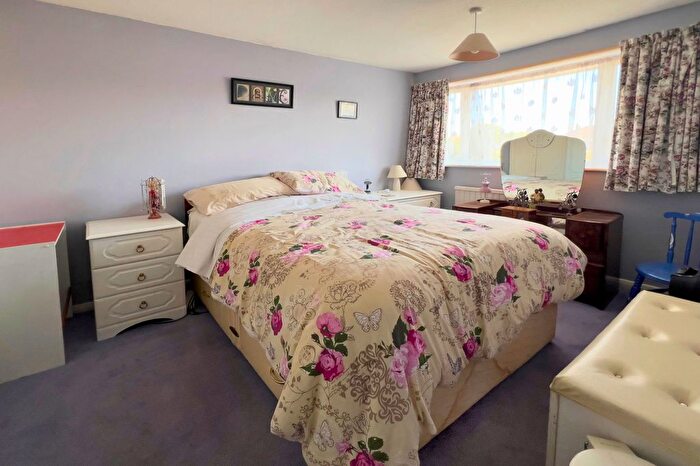 3 Bedroom Semi-detached House For Sale In Darby Green Lane, Camberley, GU17
