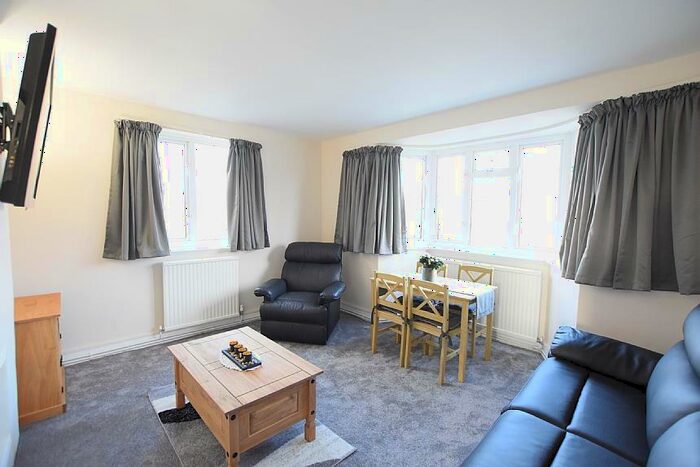 2 Bedroom Flat To Rent In Finchley Court, Ballards Lane, London, N3
