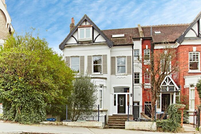 2 Bedroom Flat For Sale In Birdhurst Rise, South Croydon, Surrey, CR2