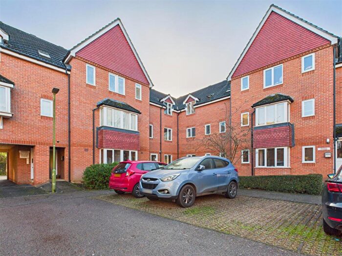 2 Bedroom Flat For Sale In Redoubt Close, Hitchin, SG4