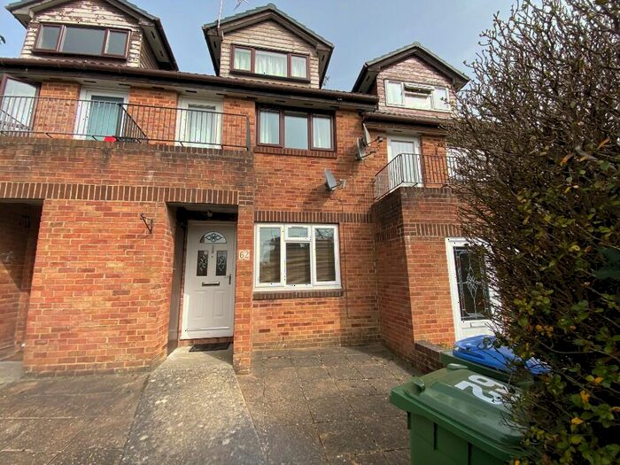 1 Bedroom Flat To Rent In Manor Fields, Horsham, West Sussex, RH13