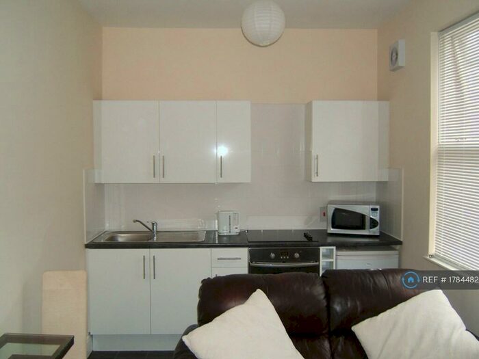 1 Bedroom Flat To Rent In Cowlishaw Road, Sheffield, S11