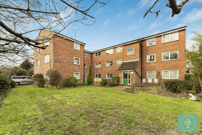 2 Bedroom Flat For Sale In Queens Avenue, N21