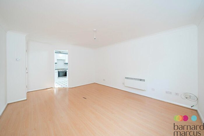 2 Bedroom Apartment To Rent In Buchanan Close, N21