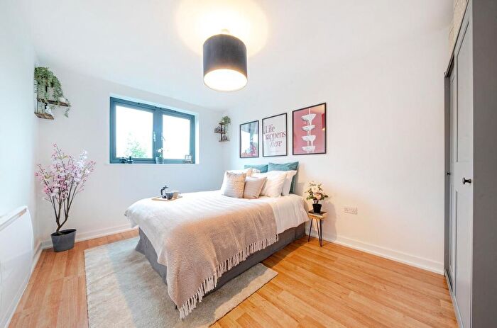 2 Bedroom Flat For Sale In Chapter Way, Colliers Wood, SW19