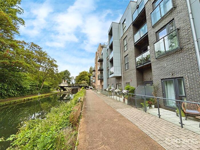 2 Bedroom Flat For Sale In Nash Mills Wharf, Hemel Hempstead, HP3