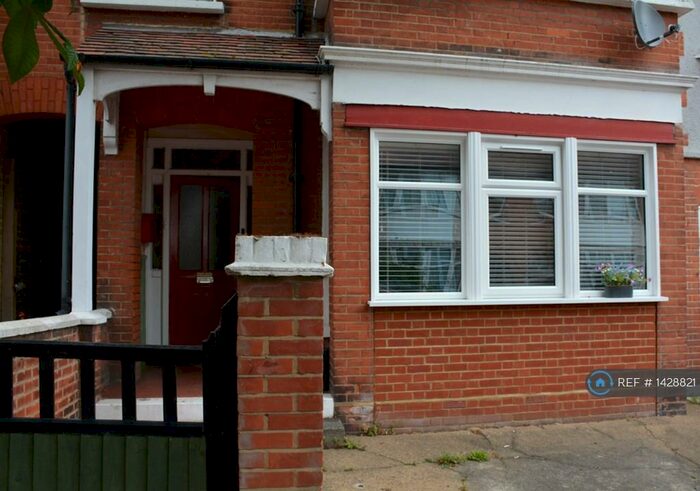 2 Bedroom Flat To Rent In Portland Avenue, Southend-On-Sea, SS1