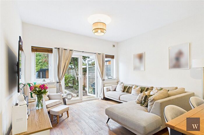 2 Bedroom Flat For Sale In Conyers Road, London, SW16