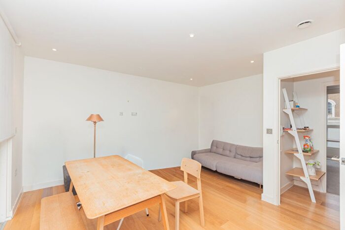 2 Bedroom Flat To Rent In Cambridge Avenue, London, NW6