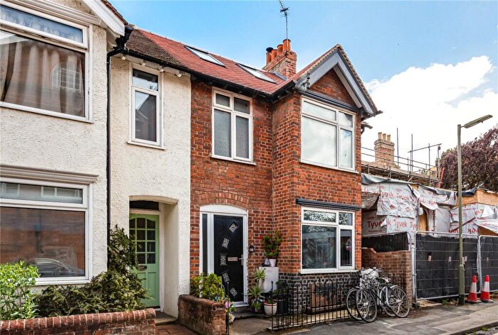 3 Bedroom Semi-Detached House For Sale In Lake Street, Oxford., OX1