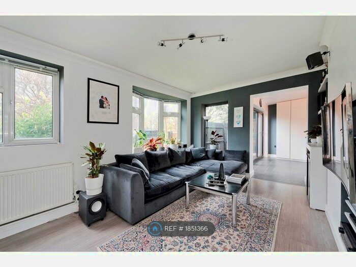 3 Bedroom Flat To Rent In Spencer Park, London, SW18