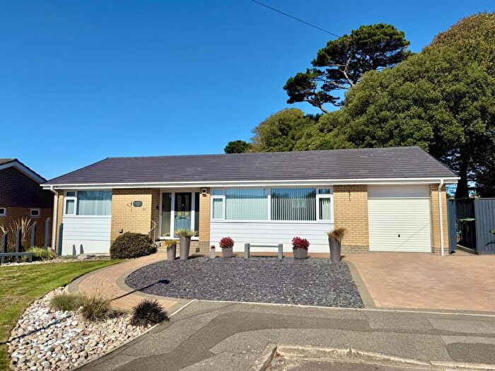 3 Bedroom Detached Bungalow For Sale In Balfour Close, Highcliffe On Sea, Christchurch, BH23