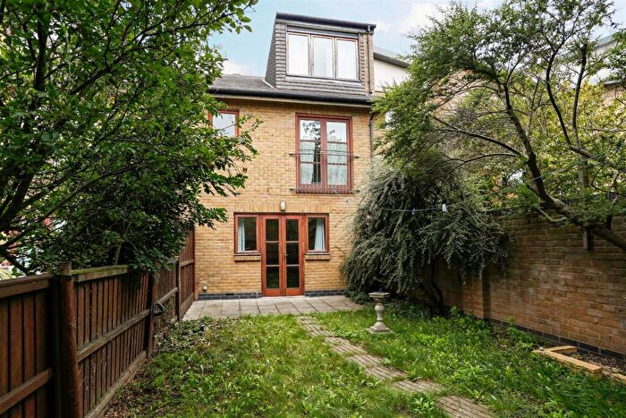 4 Bedroom Semi-Detached House To Rent In Hawthorn Avenue, Victoria Park, E3