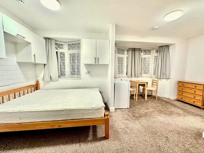 Studio To Rent In Devon Close, Perivale, UB6