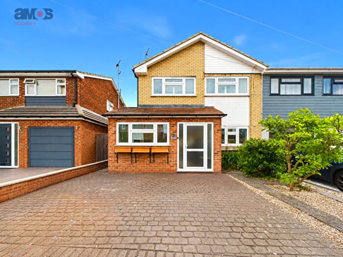 3 Bedroom Semi-Detached House For Sale In Rosslyn Close, Hockley, Essex, SS5