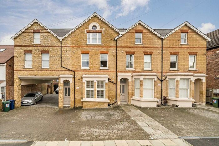 3 Bedroom Flat For Sale In Parkhurst Road, Finchley, N11