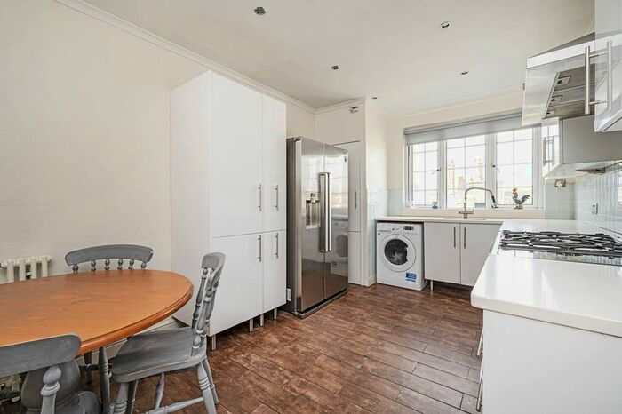 2 Bedroom Flat To Rent In Finchley Road, Temple Fortune, London, NW11