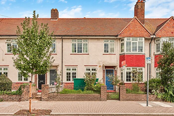 3 Bedroom Flat For Sale In Fieldview, Earlsfield, London, SW18