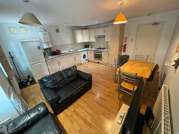 4 Bedroom Flat To Rent In Chapel Court, Lenton, Nottingham, Nottinghamshire, NG7