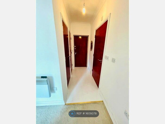 2 Bedroom Flat To Rent In High Road, London, N12