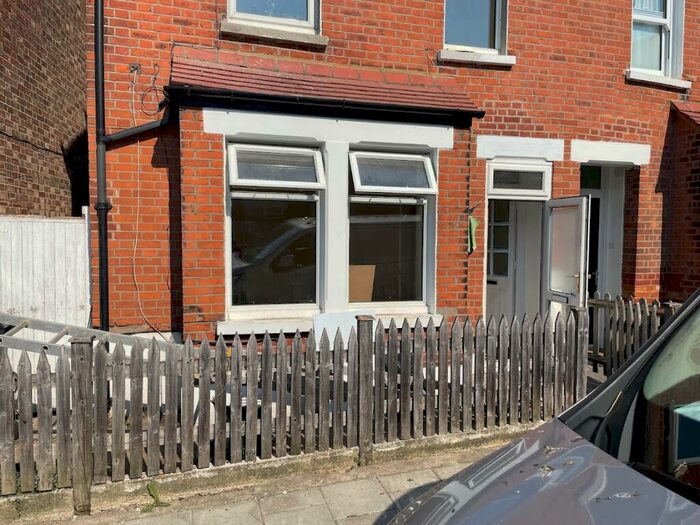 Semi-Detached House To Rent In Norwood, SE27