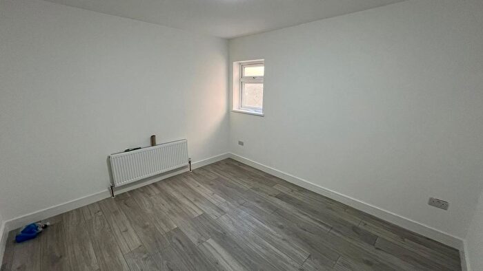 5 Bedroom Semi-Detached House To Rent In Basildene Road, Hounslow, TW4