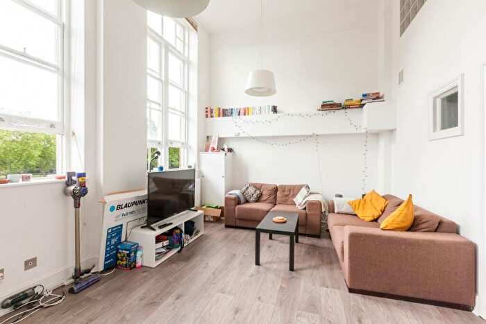 3 Bedroom Flat To Rent In Este Road, Clapham Junction, London, SW11